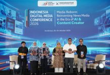 IDMC 2026: Kolaborasi Media dan Industri Kreatif Buka Peluang bagi UMKM (dari kiri ke kanan) Wakil Ketua Umum AMSI, Citra Dyah Prastuti; Kepala UPT Pengembangan Mutu Produk Industri-Teknologi Kreatif Surabaya, Fitri Arishanty Hamsy; Staf Ahli Bidang Riset Pendidikan dan Hubungan Kelembagaan Kementerian Ekonomi Kreatif, Dian Permanasari; Founder dan Owner Namira Ecoprint, Yayuk Eko Agustin; Editor-in-Chief Good News From Indonesia (GNFI), Akhyari Hananto, dan Wakil Ketua Umum AMSI, Upi Asmaradhana, berfoto Bersama setelah selesai Panel 3 dalam rangkaian Indonesia Digital Media Conference (IDMC) 2026, di Hotel Shangri-La, Surabaya, Jawa Timur, Rabu 28 Oktober 2026