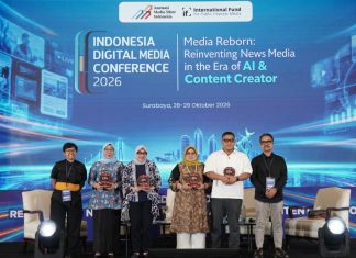 (dari kiri ke kanan) Wakil Ketua Umum AMSI, Citra Dyah Prastuti; Kepala UPT Pengembangan Mutu Produk Industri-Teknologi Kreatif Surabaya, Fitri Arishanty Hamsy; Staf Ahli Bidang Riset Pendidikan dan Hubungan Kelembagaan Kementerian Ekonomi Kreatif, Dian Permanasari; Founder dan Owner Namira Ecoprint, Yayuk Eko Agustin; Editor-in-Chief Good News From Indonesia (GNFI), Akhyari Hananto, dan Wakil Ketua Umum AMSI, Upi Asmaradhana, berfoto Bersama setelah selesai Panel 3 dalam rangkaian Indonesia Digital Media Conference (IDMC) 2026, di Hotel Shangri-La, Surabaya, Jawa Timur, Rabu 28 Oktober 2026