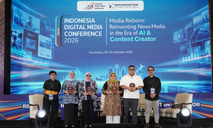 (dari kiri ke kanan) Wakil Ketua Umum AMSI, Citra Dyah Prastuti; Kepala UPT Pengembangan Mutu Produk Industri-Teknologi Kreatif Surabaya, Fitri Arishanty Hamsy; Staf Ahli Bidang Riset Pendidikan dan Hubungan Kelembagaan Kementerian Ekonomi Kreatif, Dian Permanasari; Founder dan Owner Namira Ecoprint, Yayuk Eko Agustin; Editor-in-Chief Good News From Indonesia (GNFI), Akhyari Hananto, dan Wakil Ketua Umum AMSI, Upi Asmaradhana, berfoto Bersama setelah selesai Panel 3 dalam rangkaian Indonesia Digital Media Conference (IDMC) 2026, di Hotel Shangri-La, Surabaya, Jawa Timur, Rabu 28 Oktober 2026