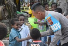 Berbagi Kasih di Panti Asuhan Santa Susana Timika, Satgas Damai Cartenz Beri Semangat Kejar Cita-Cita