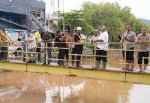 Tinjau Titik Banjir, Gubernur MDF Siapkan Langkah Penanganan Banjir Berulang di Kota Jayapura
