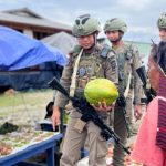 Hangatkan Suasana Pasar Oksibil, Satgas Kepolisian ODC Patroli Sambil Berbelanja
