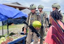 Hangatkan Suasana Pasar Oksibil, Satgas Kepolisian ODC Patroli Sambil Berbelanja