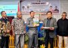 Wakil Walikota Jayapura, Dr. Ir. H. Rustan Saru,MM saat menerima draft revisi Perna Nomor 8 Tahun 2016 dari Ketua Tim Akademisi dari LP2M Unhas
