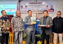 LP2M Unhas Gandeng, Pemkot Jayapura Revisi Perda No. 8 Tahun 2016 Kota Jayapura Wakil Walikota Jayapura, Dr. Ir. H. Rustan Saru,MM saat menerima draft revisi Perna Nomor 8 Tahun 2016 dari Ketua Tim Akademisi dari LP2M Unhas
