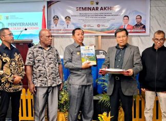 LP2M Unhas Gandeng, Pemkot Jayapura Revisi Perda No. 8 Tahun 2016 Kota Jayapura Wakil Walikota Jayapura, Dr. Ir. H. Rustan Saru,MM saat menerima draft revisi Perna Nomor 8 Tahun 2016 dari Ketua Tim Akademisi dari LP2M Unhas