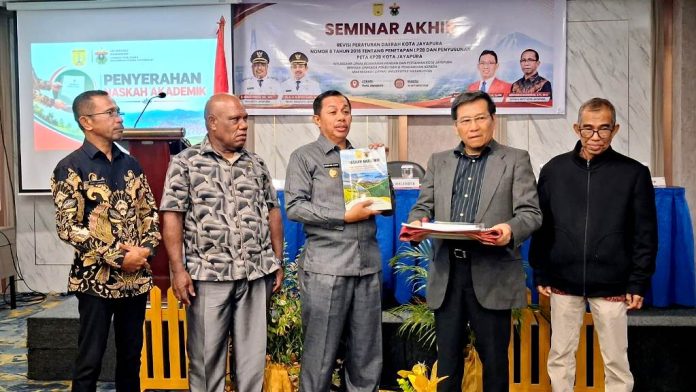 Wakil Walikota Jayapura, Dr. Ir. H. Rustan Saru,MM saat menerima draft revisi Perna Nomor 8 Tahun 2016 dari Ketua Tim Akademisi dari LP2M Unhas