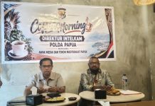 Caption : Wakil Ketua MRP dari Pokja Adat, Max Ohee bersama Dir Intelkam Polda Papua, Kombes Pol Angli Guntoro saat memberikan keterangan pers, Selasa (20/10/2026).
