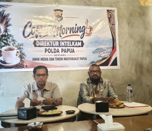 Caption : Wakil Ketua MRP dari Pokja Adat, Max Ohee bersama Dir Intelkam Polda Papua, Kombes Pol Angli Guntoro saat memberikan keterangan pers, Selasa (20/10/2026).