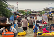 Polda Papua Bantu Evakuasi Warga Terdampak Banjir di Pasar Youtefa Menggunakan Kano
